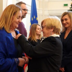 Wojewoda podkarpacki Teresa Kubas-Hul wręcza podkarpackim nauczycielom odznaczenia resortowe