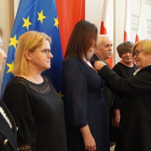 Wojewoda podkarpacki Teresa Kubas-Hul wręcza podkarpackim nauczycielom odznaczenia resortowe