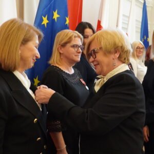 Wojewoda podkarpacki Teresa Kubas-Hul wręcza podkarpackim nauczycielom odznaczenia resortowe