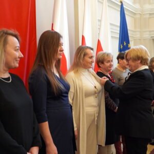 Wojewoda podkarpacki Teresa Kubas-Hul wręcza podkarpackim nauczycielom odznaczenia resortowe