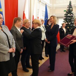 Wojewoda podkarpacki Teresa Kubas-Hul wręcza podkarpackim nauczycielom odznaczenia resortowe