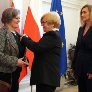 Wojewoda podkarpacki Teresa Kubas-Hul wręcza podkarpackim nauczycielom odznaczenia resortowe