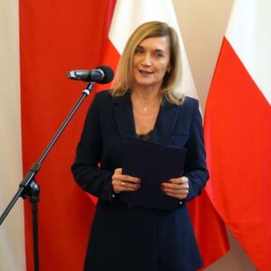 Pełniąca obowiązki podkarpacki kurator oświaty Dorota Nowak-Maluchnik przemawia podczas uroczystości