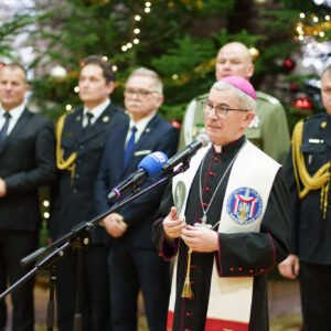 Przedstawiciele służb mundurowych biorący udział w spotkaniu opłatkowym
