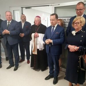 Uczestnicy uroczystości z okazji otwarcia zmodernizowanych oddziałów szpitalnych w Przemyślu