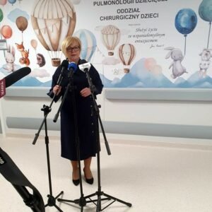 Uczestnicy uroczystości z okazji otwarcia zmodernizowanych oddziałów szpitalnych w Przemyślu