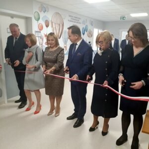 Uczestnicy uroczystości z okazji otwarcia zmodernizowanych oddziałów szpitalnych w Przemyślu