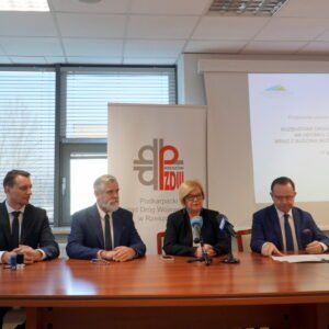Wojewoda podczas konferencji prasowej