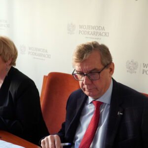 Uczestnicy konferencji prasowej wojewody