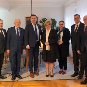 Konsul generalny Ukrainy z wizytą u wojewody Wojewoda podkarpacki Teresa Kubas-Hul spotkała się z konsulem generalnym Ukrainy w Lublinie Olehem Kutsem, konsulem Vasylem Yordanem oraz konsulem honorowym Ukrainy w Przemyślu Aleksandrem Baczykiem. Wizyta miała charakter kurtuazyjny. Rozmowy dotyczyły m. in. polsko-ukraińskiej współpracy transgranicznej oraz infrastruktury przejść granicznych - zwłaszcza w kontekście budowy przejścia drogowego w Malhowicach. Konsul generalny Ukrainy Oleh Kuts odniósł się do wsparcia udzielonego przez nasz region w kryzysie uchodźczym, a także do ostatnich skutecznych działań, które doprowadziły do zawieszenia protestu przewoźników na drogowych przejściach granicznych z Ukrainą, w tym na przejściu w Korczowej w naszym województwie. W dzisiejszym spotkaniu, które odbyło się w Podkarpackim Urzędzie Wojewódzkim w Rzeszowie wzięli również udział dyrektor generalny Podkarpackiego Urzędu Wojewódzkiego w Rzeszowie Tomasz Cyran oraz dyrektor Biura Wojewody Podkarpackiego Jerzy Tabin.