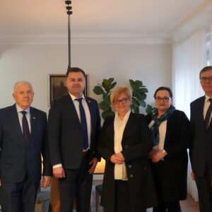 Konsul generalny Ukrainy z wizytą u wojewody Wojewoda podkarpacki Teresa Kubas-Hul spotkała się z konsulem generalnym Ukrainy w Lublinie Olehem Kutsem, konsulem Vasylem Yordanem oraz konsulem honorowym Ukrainy w Przemyślu Aleksandrem Baczykiem. Wizyta miała charakter kurtuazyjny. Rozmowy dotyczyły m. in. polsko-ukraińskiej współpracy transgranicznej oraz infrastruktury przejść granicznych - zwłaszcza w kontekście budowy przejścia drogowego w Malhowicach. Konsul generalny Ukrainy Oleh Kuts odniósł się do wsparcia udzielonego przez nasz region w kryzysie uchodźczym, a także do ostatnich skutecznych działań, które doprowadziły do zawieszenia protestu przewoźników na drogowych przejściach granicznych z Ukrainą, w tym na przejściu w Korczowej w naszym województwie. W dzisiejszym spotkaniu, które odbyło się w Podkarpackim Urzędzie Wojewódzkim w Rzeszowie wzięli również udział dyrektor generalny Podkarpackiego Urzędu Wojewódzkiego w Rzeszowie Tomasz Cyran oraz dyrektor Biura Wojewody Podkarpackiego Jerzy Tabin.