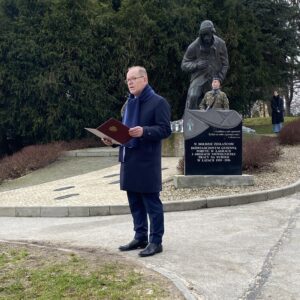 Uczestnicy uroczystości upamiętniających 84. rocznicę masowej deportacji Polaków na Sybir