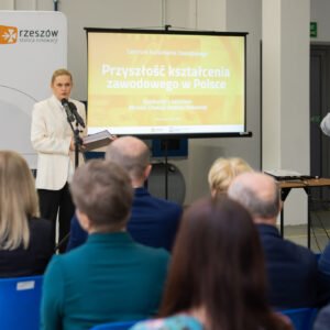 Uczestnicy spotkania na temat przyszłości kształcenia zawodowego