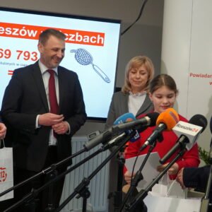 Uczestnicy obchodów 112