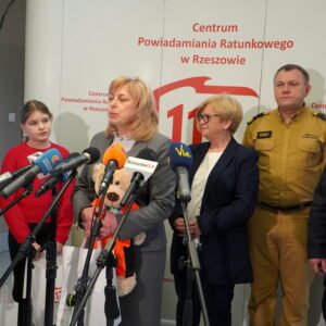 Uczestnicy obchodów 112