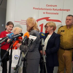 Uczestnicy obchodów 112