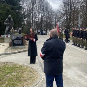 Uczestnicy uroczystości upamiętniających 84. rocznicę masowej deportacji Polaków na Sybir