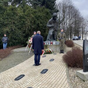 Uczestnicy uroczystości upamiętniających 84. rocznicę masowej deportacji Polaków na Sybir
