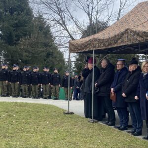 Uczestnicy uroczystości upamiętniających 84. rocznicę masowej deportacji Polaków na Sybir