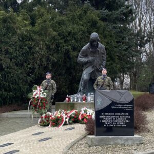 Uczestnicy uroczystości upamiętniających 84. rocznicę masowej deportacji Polaków na Sybir