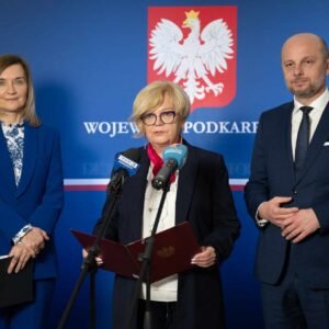 Uczestnicy konferencji prasowej wojewody