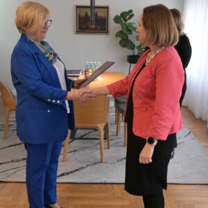 Wojewoda podkarpacki Teresa Kubas-Hul wręcza