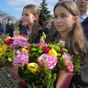 Uczestnicy uroczystości wbicia łopaty pod budowę szkoły w Ropczycach