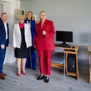 Uczestnicy spotkania z minister edukacji Barbarą Nowacką