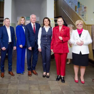 Uczestnicy spotkania z minister edukacji Barbarą Nowacką