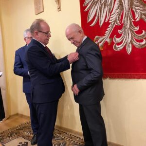 Wicewojewoda wręcza odznaczenie państwowe