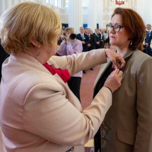 Wojewoda podkarpacki Teresa Kubas-Hul wręcza odznaczenia państwowe