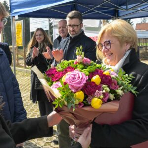 Uczestnicy uroczystości wbicia łopaty pod budowę szkoły w Ropczycach