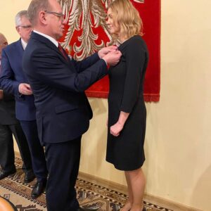 Wicewojewoda wręcza odznaczenie państwowe