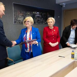 Uczestnicy podpisania umowy w Mielcu