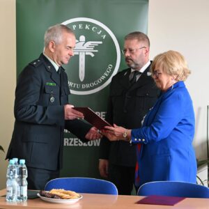 Uczestnicy uroczystości z okazji wręczenia powołania wojewódzkiemu inspektorowi transportu drogowego