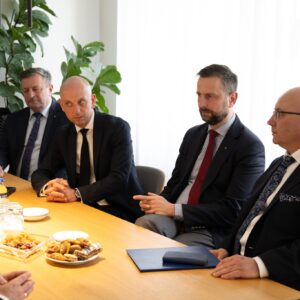 Uczestnicy spotkania w gabinecie wojewody