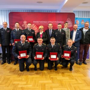 Wojewoda podkarpacki Teresa Kubas-Hul podczas uroczystości ze strażakami