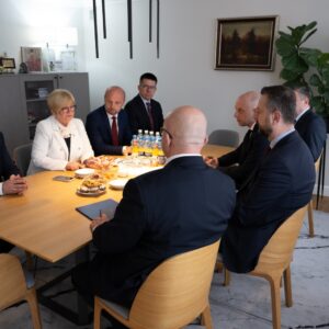 Uczestnicy spotkania w gabinecie wojewody
