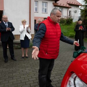 Uczestnicy uroczystości przekazania busa do przewozy osób z niepełnosprawnością