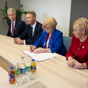 Uczestnicy podpisania umowy w Mielcu