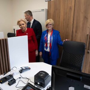 Uczestnicy otwarcia punktu paszportowego
