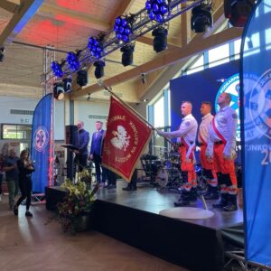 Uczestnicy obchodów jubileuszu pogotowia ratunkowego w Mielcu