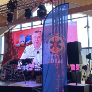 Uczestnicy obchodów jubileuszu pogotowia ratunkowego w Mielcu