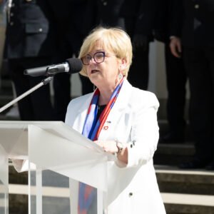 Wojewoda podkarpacki Teresa Kubas-Hul przemawia podczas pielgrzymki strażaków
