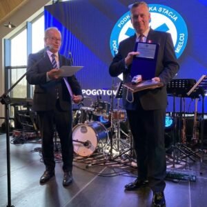Uczestnicy obchodów jubileuszu pogotowia ratunkowego w Mielcu