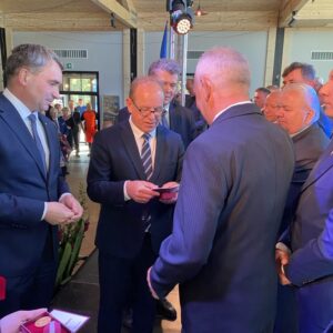 Uczestnicy obchodów jubileuszu pogotowia ratunkowego w Mielcu