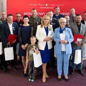 Uczestnicy uroczystości z okazji święta krwiodawców