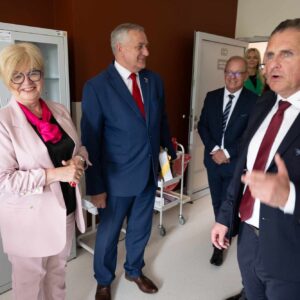 Uczestnicy otwarcia SORu w szpitalu MSWiA