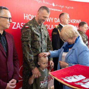 Uczestnicy uroczystości z okazji święta krwiodawców