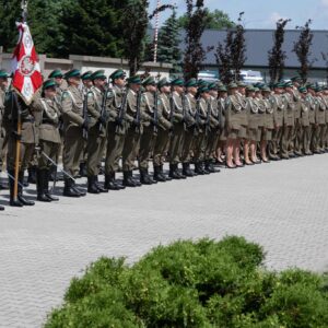Uczestnicy uroczystości przekazania obowiązków komendantowi Straży Granicznej